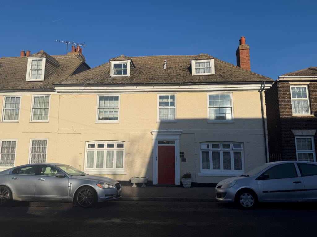 Lot: 140 - FLAT FOR INVESTMENT - Double fronted period property